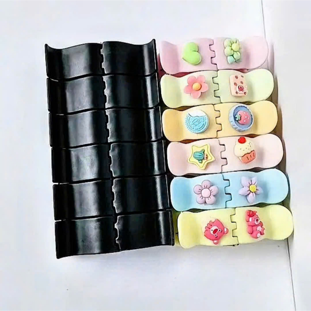 [ 12 kẹp trơn+ 12 kẹp gắn charm] Combo 24 kẹp càng cua nhựa 5 răng có gắn hoặt hình dể thương