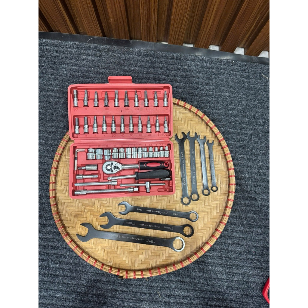 Bộ  dụng cụ sửa 53 chi tiết : 46 chi tiết và 7 cờ Lê thép đen)