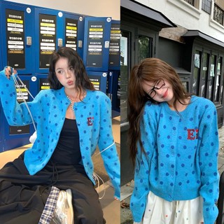  sẵn  Áo khoác cardigan cổ tròn màu xanh biển chấm bi hoạ tiết chữ đỏ chất len dày dặn CDG007 - Tiktik 