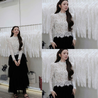  DAY CHIC -Áo ren trắng cổ cao tay dài hoa nổi tinh tế phối chân váy đen 