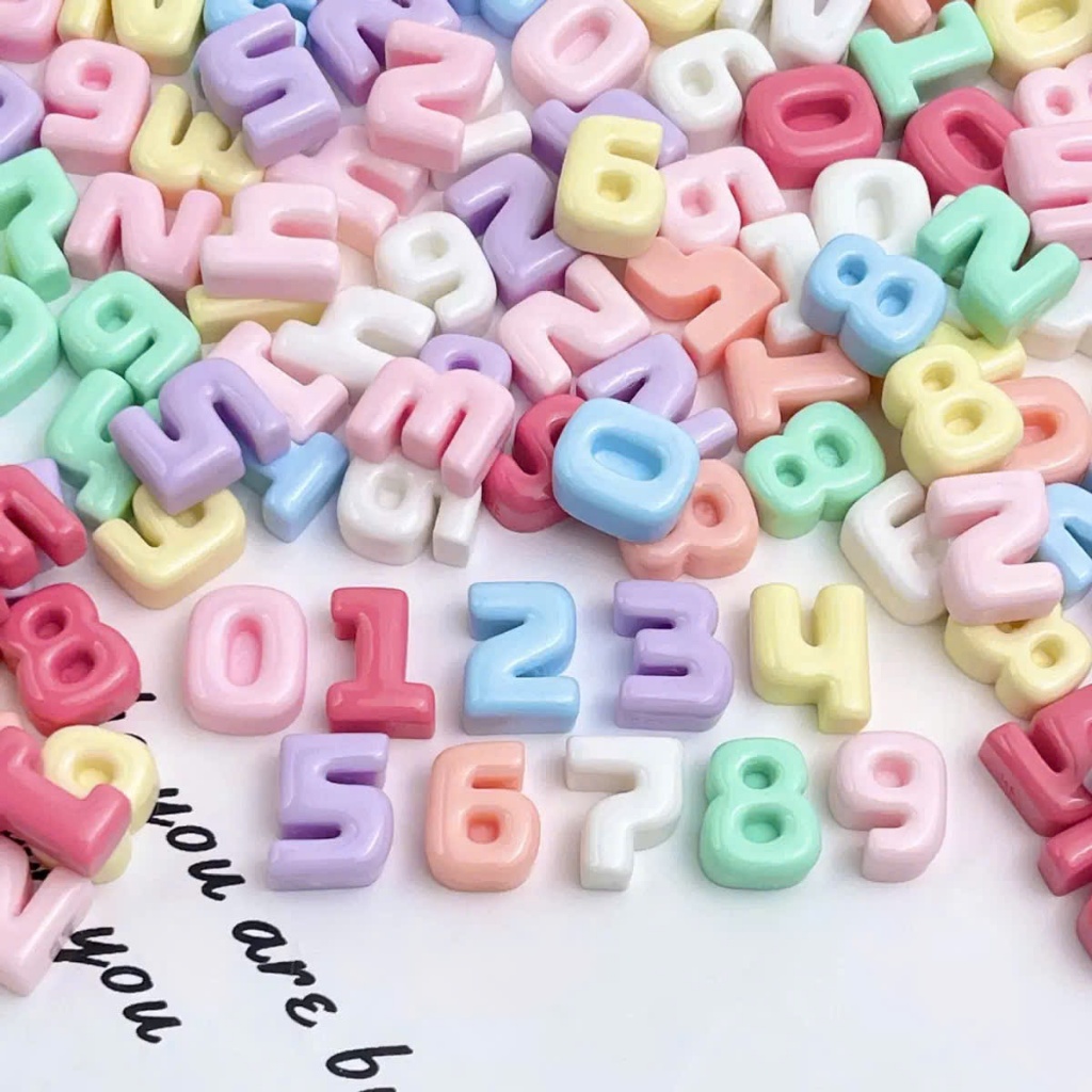 (Tặng miếng dán) (Mua từ 3c được giá 5k) Charm số mini trang trí kẹp tóc, mũ bảo hiểm, ốp lưng, gươn