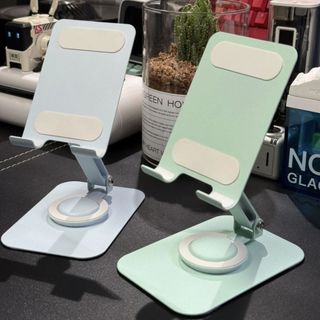Giá đỡ điện thoại bằng kim loại có đế xoay 360 độ, làm bằng hợp kim chắc chắn và dễ dàng gấp lại.