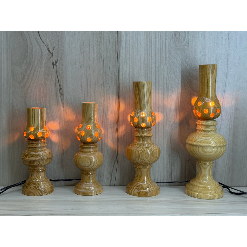 2 Cây đèn bàn thờ gỗ sồi - đèn bàn thờ gỗ sồi kiểu dáng đèn dầu