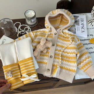  Set len vàng họa tiết kẻ ngang kèm gấu bông dễ thương set áo len cardigan phối quần legging ấm áp mùa đông cho bé gái 