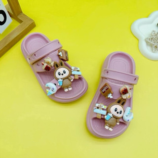 Dép bánh mì đế cao thiết kế hai quai ngang kèm quai sau cho bé gái tặng kèm bộ hình LABUBU 10 chi tiết