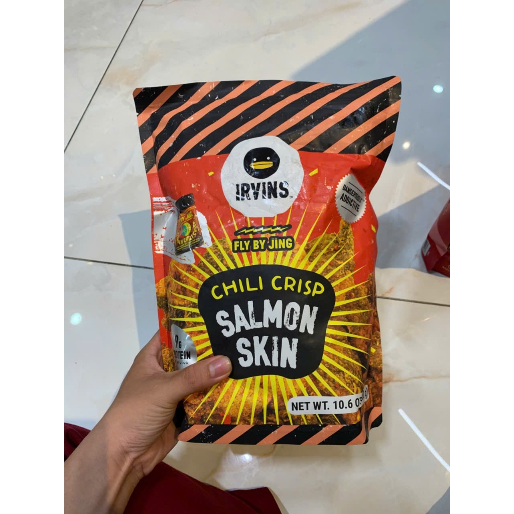 🐟🍣🌶 DA CÁ HỒI CHIÊN GIÒN TẨM ÁO BỘT ỚT CỦA MỸ IRVINS FLY BY JING CHILI CRISP SALMON SKIN GÓI 300G