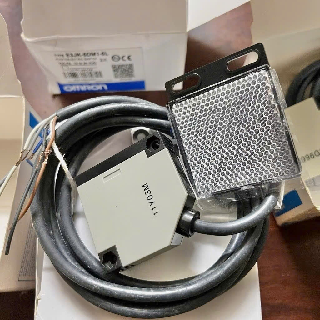 Cảm Biến Quang Qua Gương E3JK-R4M2