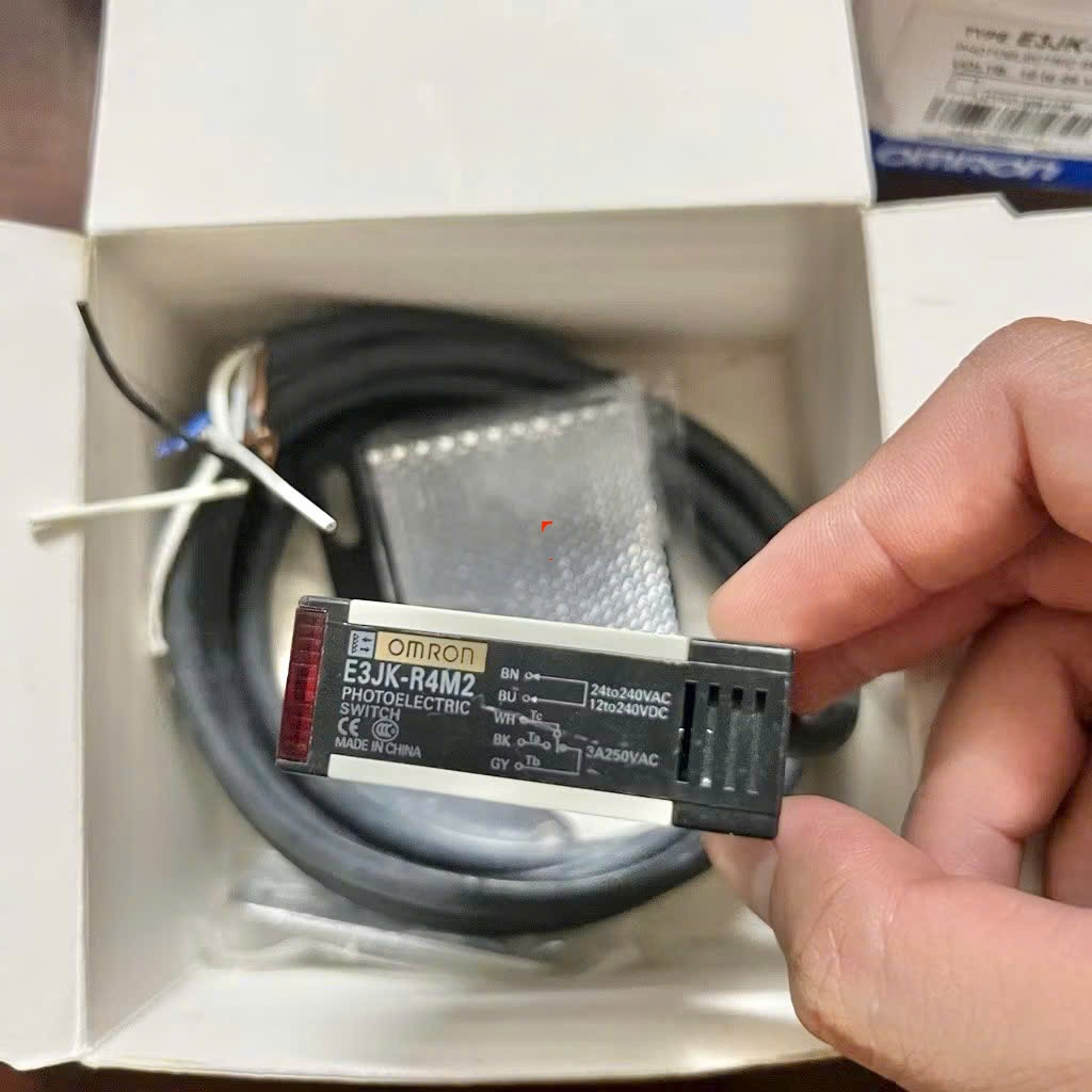 Cảm Biến Quang Qua Gương E3JK-R4M2