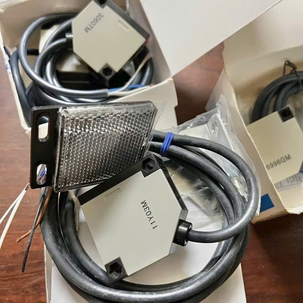 Cảm Biến Quang Qua Gương E3JK-R4M2