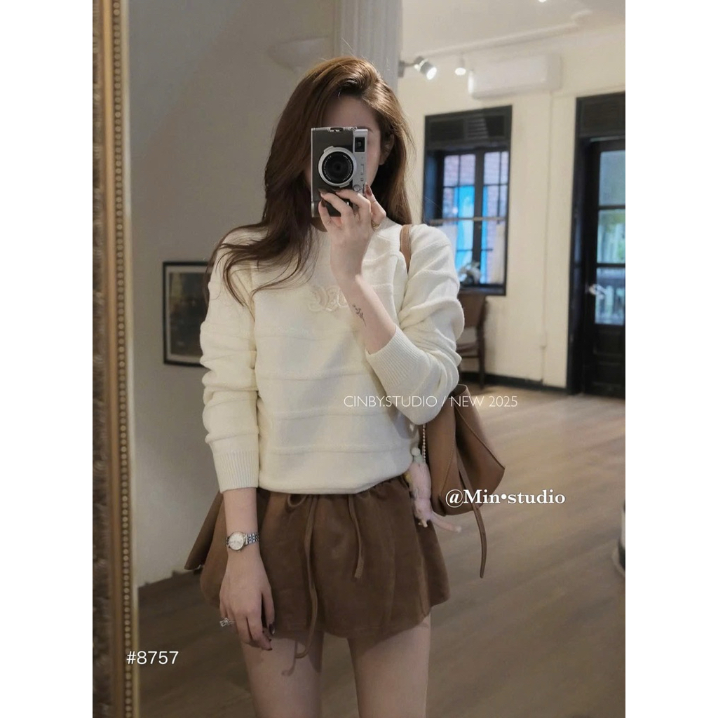 Áo Len Thêu Logo Ngực MIN • Melanie Studio