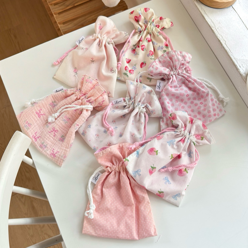 [Ảnh thật shop chụp] Túi rút hoạ tiết hoa nhí, nơ hồng dễ thương Our.Leoni/ Drawstring Bag coquette