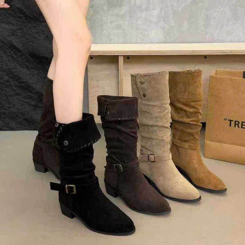 Boot đùi cổ cao và cổ lửng da lộn ấm áp đế thấp cổ chân kèm đai cá tính cổ cao khuy gập đi 2 kiểu Bốt cao bồi mũi nhọn