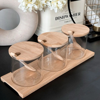  Sét 3 lọ gia vị thủy tinh kèm khay - có nắp đậy và muỗng - gỗ tre cao cấp - Guchi.store 