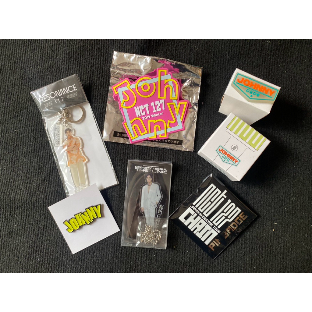 Nct 127 nct127 srt japan offical fanclub goods pin cài Johnny + Standee và goods 2019 winter + phụ k