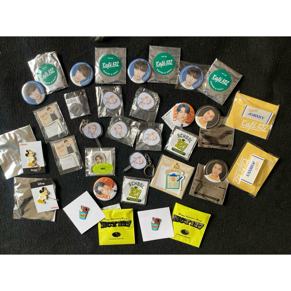 Nct 127 nct127 set offical goods Johnny gồm mocs khóa huy hiệu + pin cài như hình