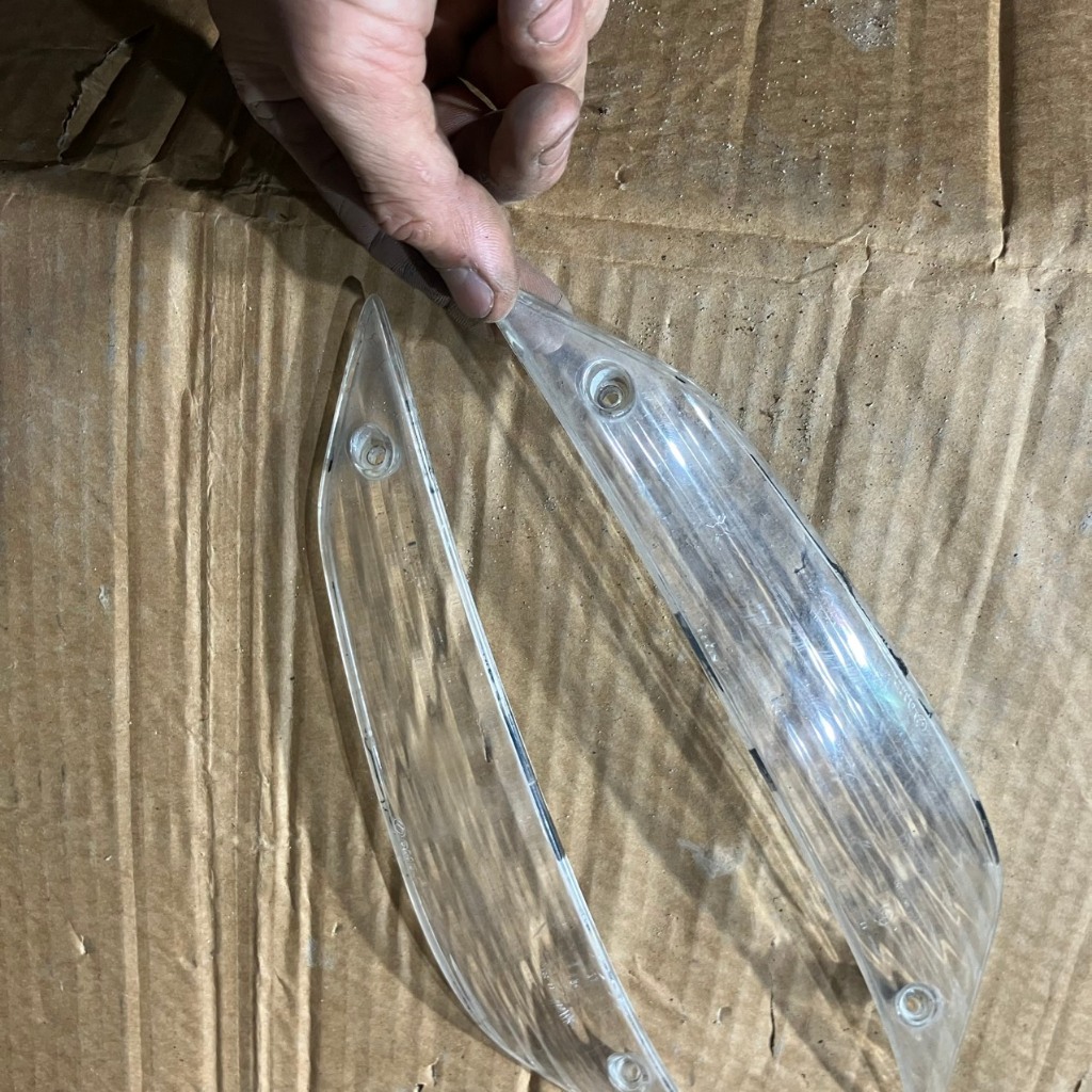 cặp kính si nhan trước 2 bên của các dòng piaggio zip100 lắp vừa các đời xe zip100 ( hàng zin tháo x