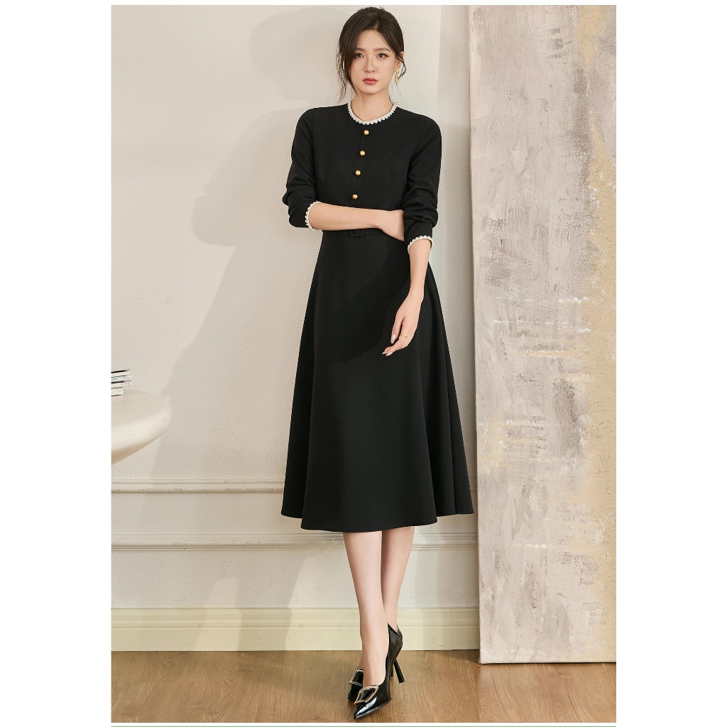 Đầm xòe đen cổ tròn dài tay viền ren trắng, phong cách tiểu thư cổ điển dịu dàng