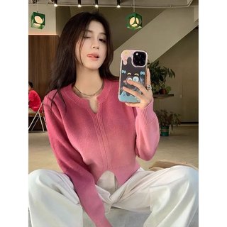 Chiếc áo len thời trang phong cách Hàn Quốc dành cho nữ này có thiết kế chuyển màu đơn giản và thoải mái khi mặc.