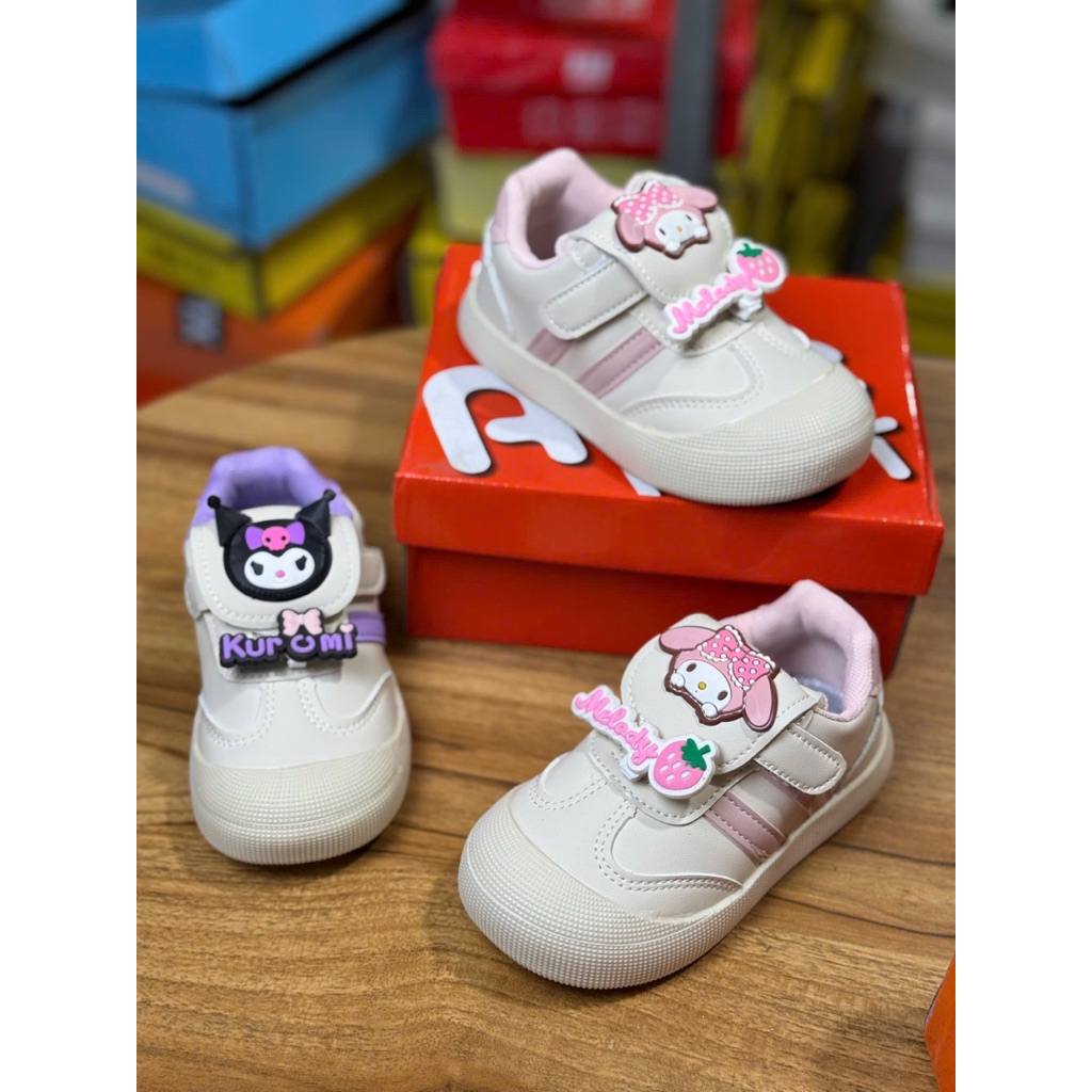 (YM-A99) Giày quai dán gắn hình Kuromi, Cinamoroll cho bé gái da mềm chống trơn, chống trượt