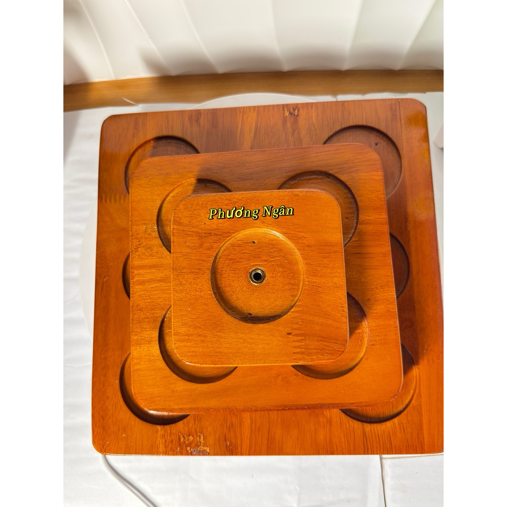 Tháp bày bia nước ngọt 3 tầng bằng gỗ (mẫu vuông) sang trọng, chắc chắn, giá cả phải chăng