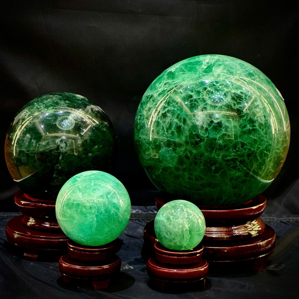 Quả Cầu Đá Fluorite Xanh Lục Yên, Bi Cầu Phong Thủy Fluorite Xanh Lục Tự Nhiên (Tặng Đế Gỗ)