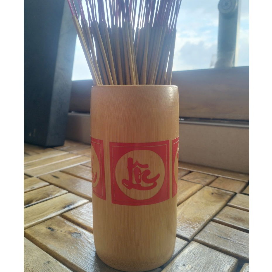 Ống đựng nhang, ly đựng nhang băng tre tự nhiên, có chữ thư pháp"Phúc Lộc Thọ" in đỏ, ống đựng hương