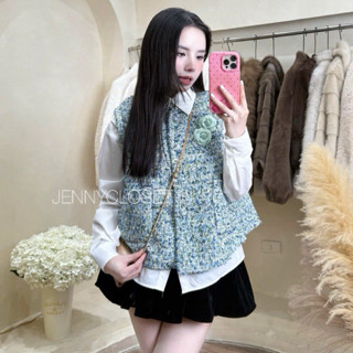  JENNYCLOSET ® Áo gile dạ tweed sợi dệt xanh tặng hoa cài +Áo sơ mi trắng trơn basic + Chân váy nhung dáng ngắn  hàng L1 