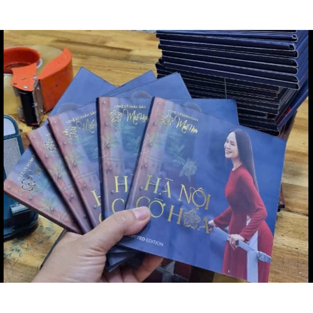 CD của NSND Mai Hoa - Hà Nội Cờ Hoa - Do Đài Phát thanh và truyền hình Hà Nội phát hành