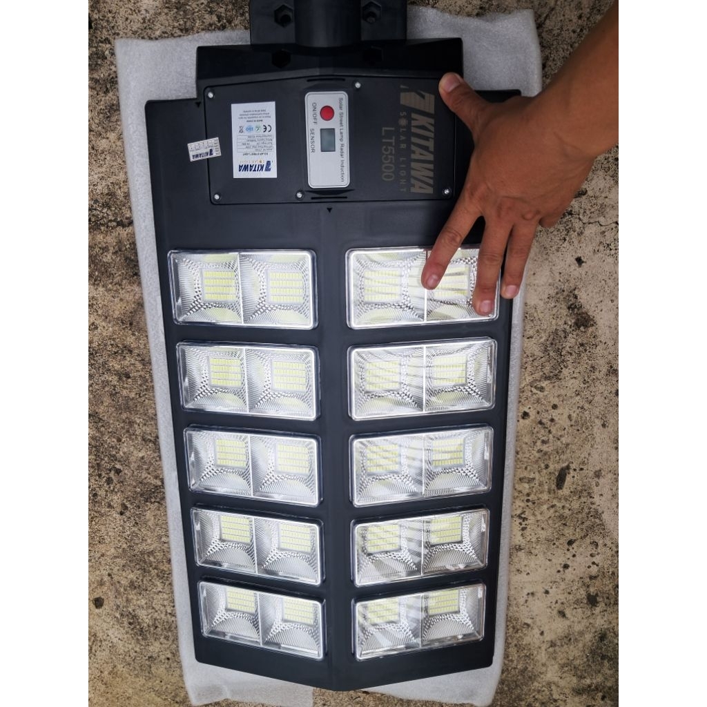 Đèn năng lượng mặt trời 500w kitawa chính hãng .bảo hành 5 năm.đèn đường liền thân