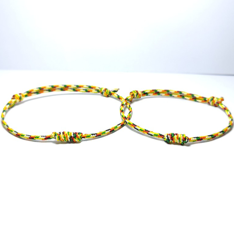 Vòng tay chỉ ngũ sắc tây tạng bện xoắn giữa nhiều vòng may mắn bình an