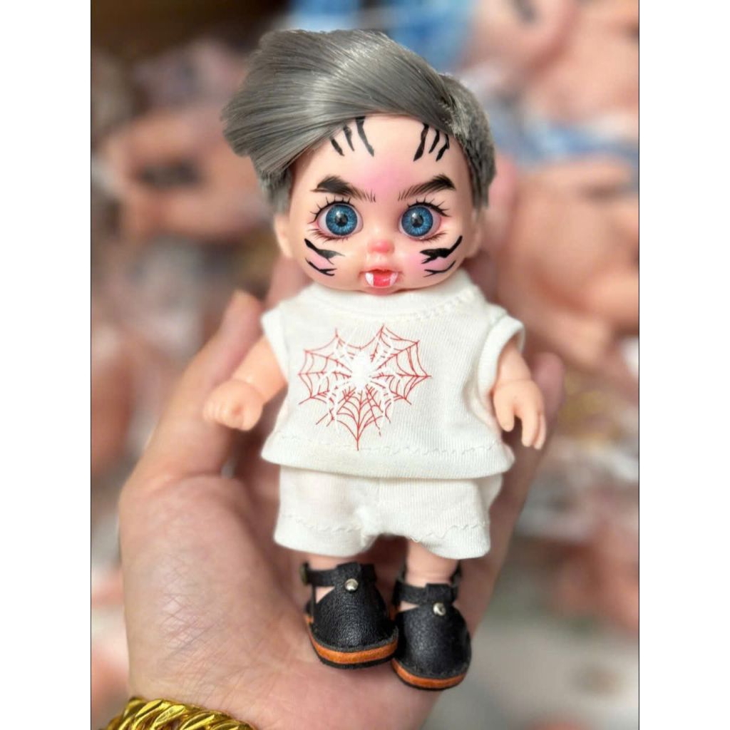 Bé trai 5in vẽ mặt hổ râu đen.