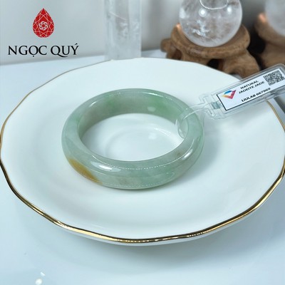 Vòng cẩm thạch A - Ngọc phỉ thúy type A màu xanh táo điểm hoàng phỉ ni 48-52 nếp hóa (kèm kđ type A)- Ngoc Quý