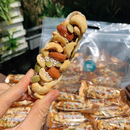 BÁNH THUYỀN MIX HẠT DINH DƯỠNG, hạt macca, hạt hạnh nhân, hạt điều, hạt bí xanh