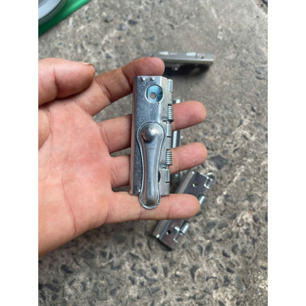 0.5kg bản lề ,khóa (không biết là cái gì )