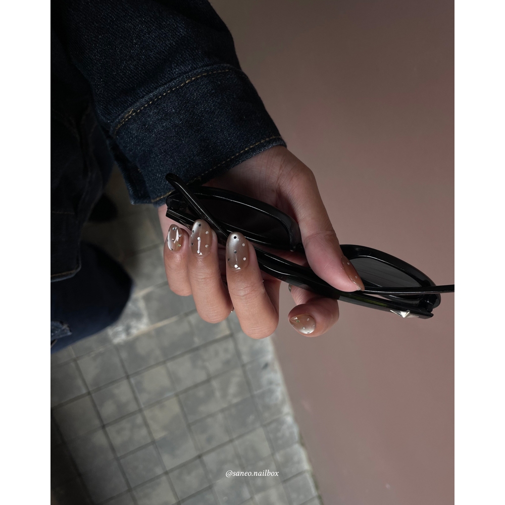 Nailbox chấm bi mắt mèo SÀNEO Nailbox - Móng giả form ngắn màu nâu mocha sang chảnh MM01 | BigBuy360 - bigbuy360.vn