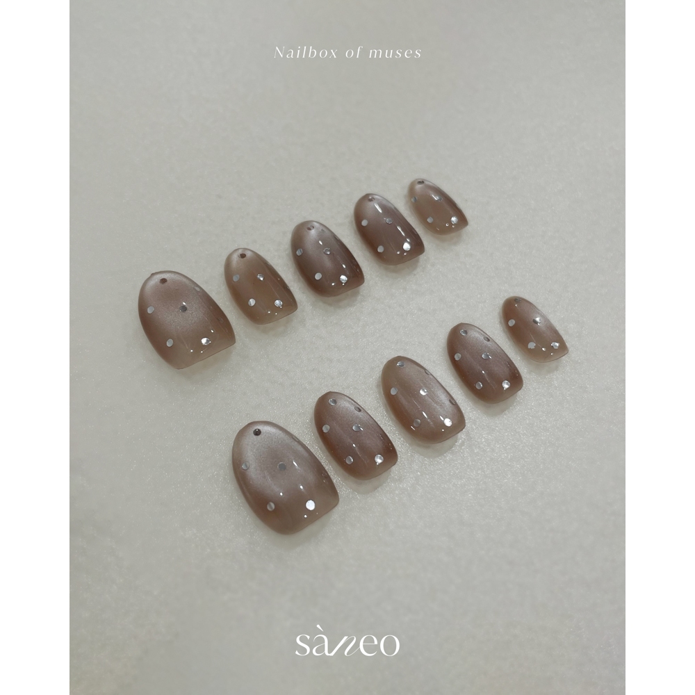 Nailbox chấm bi mắt mèo SÀNEO Nailbox - Móng giả form ngắn màu nâu mocha sang chảnh MM01 | BigBuy360 - bigbuy360.vn