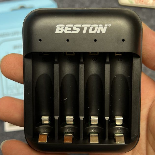 Bộ sạc 4 pin tiểu pin đũa Li-ion 1.5V Beston M7032 USB-C