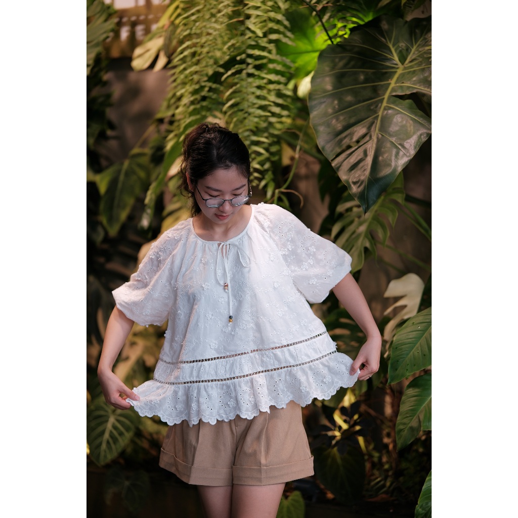 Áo kiểu nữ cổ tròn thắt nơ thêu hoa 3d tay lững form rộng chất cotton –  By Trin