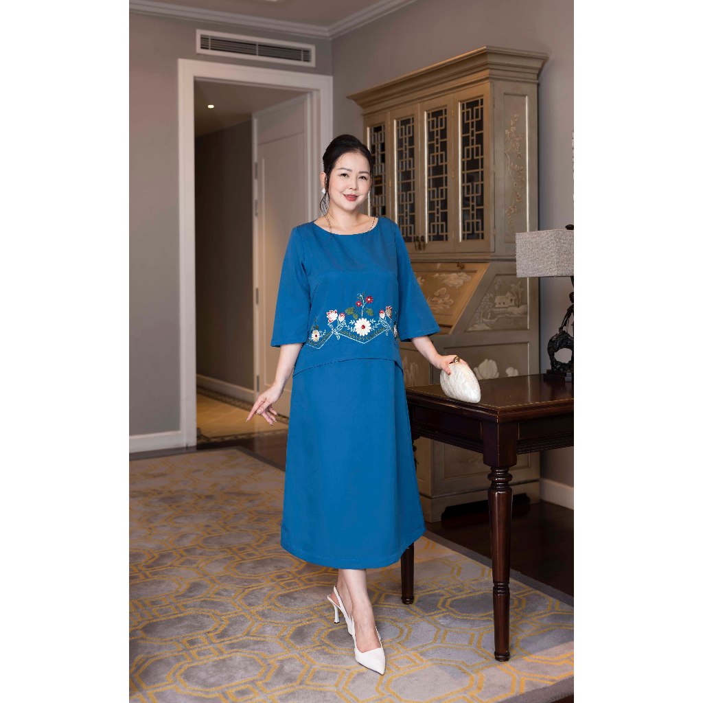 M COLLECTION | Váy Đầm Nữ Trung Niên Tặng Mẹ Phom Suông Vải Lụa Dày Thêu Hoa Tay Lỡ Cổ Tròn D13133 | BigBuy360 - bigbuy360.vn
