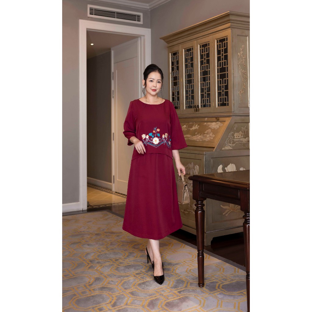 M COLLECTION | Váy Đầm Nữ Trung Niên Tặng Mẹ Phom Suông Vải Lụa Dày Thêu Hoa Tay Lỡ Cổ Tròn D13133 | BigBuy360 - bigbuy360.vn