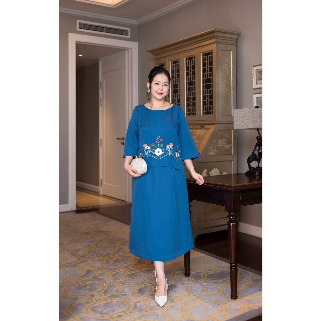 M COLLECTION | Váy Đầm Nữ Trung Niên Tặng Mẹ Phom Suông Vải Lụa Dày Thêu Hoa Tay Lỡ Cổ Tròn D13133 | BigBuy360 - bigbuy360.vn