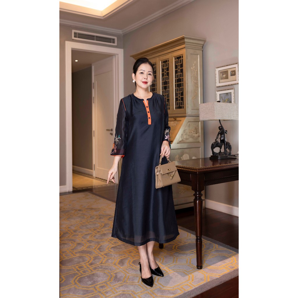 M COLLECTION | Váy Đầm Tiệc Suông Nữ Trung Niên Tặng Mẹ Tơ Cổ Tròn Cài Nút Tay Lỡ Thêu Hoa D13167 | BigBuy360 - bigbuy360.vn