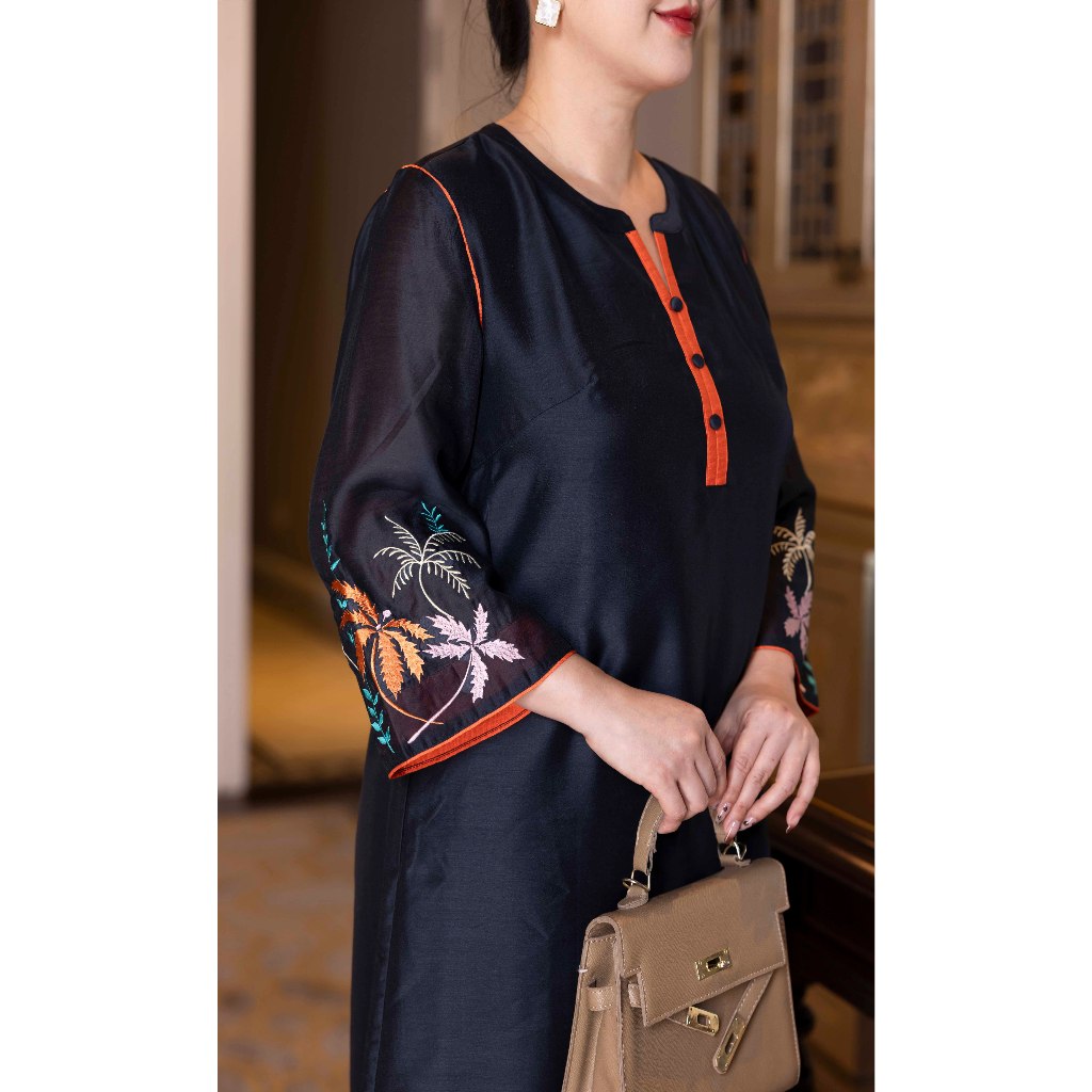 M COLLECTION | Váy Đầm Tiệc Suông Nữ Trung Niên Tặng Mẹ Tơ Cổ Tròn Cài Nút Tay Lỡ Thêu Hoa D13167 | BigBuy360 - bigbuy360.vn