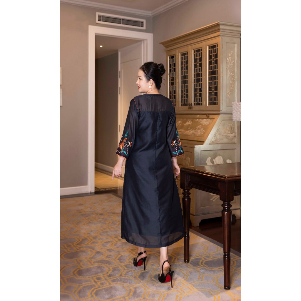 M COLLECTION | Váy Đầm Tiệc Suông Nữ Trung Niên Tặng Mẹ Tơ Cổ Tròn Cài Nút Tay Lỡ Thêu Hoa D13167 | BigBuy360 - bigbuy360.vn