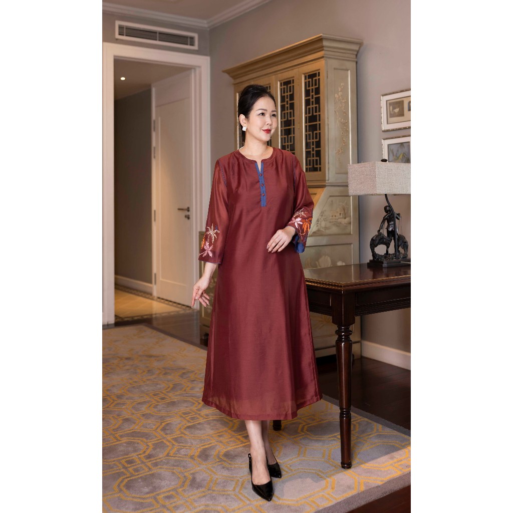 M COLLECTION | Váy Đầm Tiệc Suông Nữ Trung Niên Tặng Mẹ Tơ Cổ Tròn Cài Nút Tay Lỡ Thêu Hoa D13167 | BigBuy360 - bigbuy360.vn