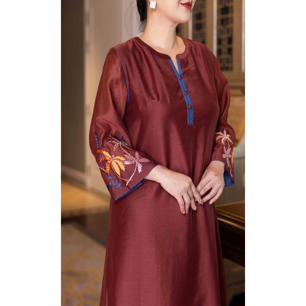 M COLLECTION | Váy Đầm Tiệc Suông Nữ Trung Niên Tặng Mẹ Tơ Cổ Tròn Cài Nút Tay Lỡ Thêu Hoa D13167 | BigBuy360 - bigbuy360.vn