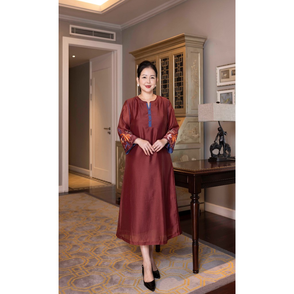 M COLLECTION | Váy Đầm Tiệc Suông Nữ Trung Niên Tặng Mẹ Tơ Cổ Tròn Cài Nút Tay Lỡ Thêu Hoa D13167 | BigBuy360 - bigbuy360.vn