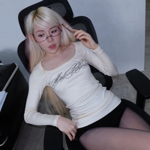 MISS CHERINE TYPO LONG SLEEVE SHIRT