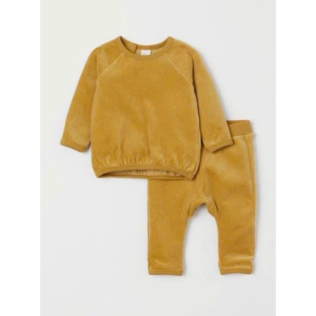 Bộ nhung cho bé sơ sinh hm màu vàng xuất dư xịn