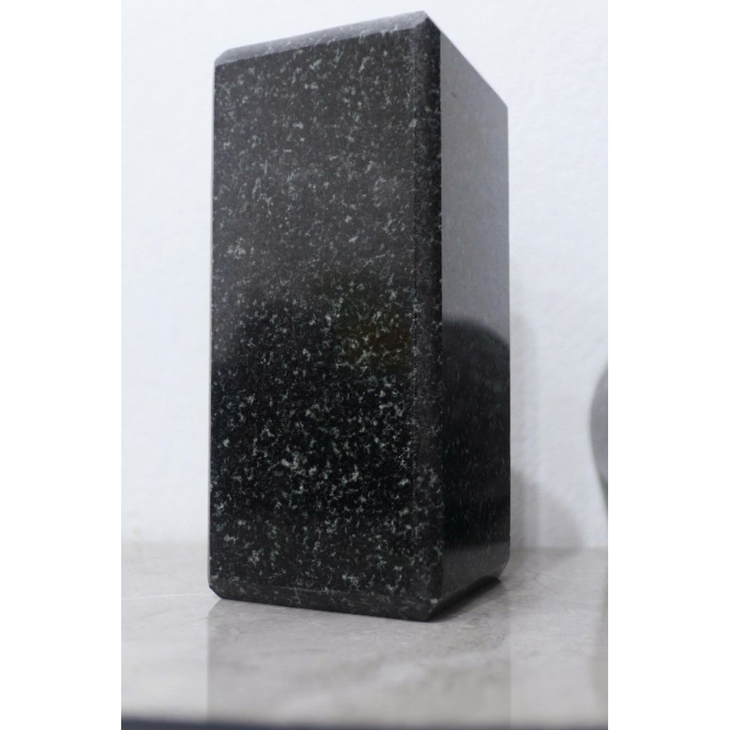 viên đá hoa cương tự nhiên được đánh bóng - bệ đỡ chụp sản phẩm - Đồ trang trí